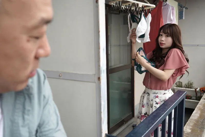 Gã nhà sát bên chuyên soi mói và cặp bà xã ông xã thường xuyên rên la quá to