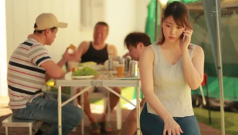 Gã chồng khờ để người vợ tham gia sự kiện cắm trại với mấy gã cạnh bên nhà và cái kết