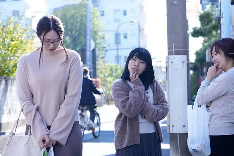 Trả thù mấy mụ nhà cạnh bên thường xuyên nói xấu bằng cách “cướp người chồng ả ta”