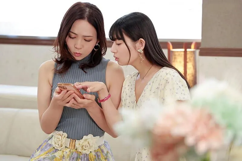 Người phụ nữ có anh xã rủ cô bạn thân cùng cắm sừng với trai trẻ qua mạng