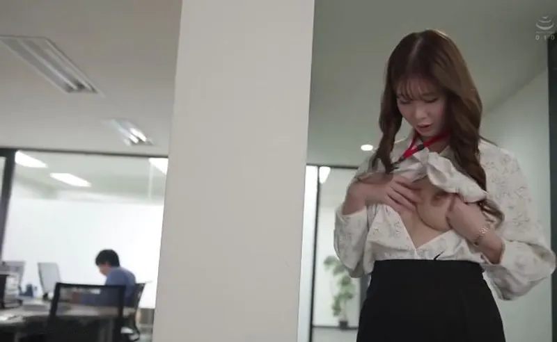 Bí ẩn đằng sau cô nhân viên mặt nghiêm nghị hóa ra lại là "nữ thần dâm đãng" đích thực.